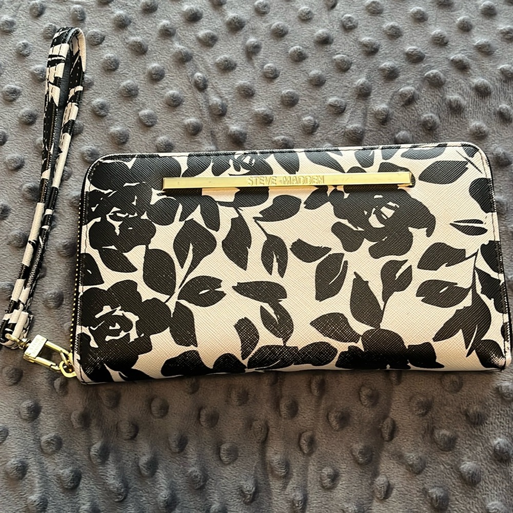 COPY - Steve Madden Wristlet